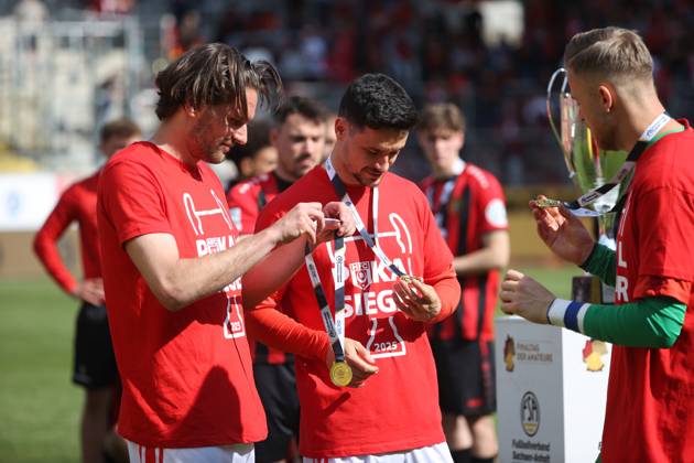 240525 Halle Saale Sachsen Anhalt Leuna Chemie Stadion Sport Fußball Hallescher FC Halle HFC Regionalliga Nordost 4 Liga Männer Saison 2024 2025 Landespokal FSA Finale Pokalfinale 2025 Hallescher FC 1 FC Lok Stendal 1 0 mit Siegermedaillien Jonas Nietfeld HFC Niklas Landgraf Hallescher FC Sven Müller Torwart HFC