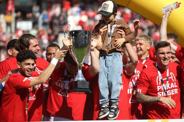 240525 Halle Saale Sachsen Anhalt Leuna Chemie Stadion Sport Fußball Hallescher FC Halle HFC Regionalliga Nordost 4 Liga Männer Saison 2024 2025 Landespokal FSA Finale Pokalfinale 2025 Hallescher FC 1 FC Lok Stendal 1 0 Jubel Sieh HFC Team Mannschaft Pott Sven Müller Torwart HFC Serhat Polat 77 Hallescher FC HFC Torschütze Elias Lorenz Hallescher FC Berk Inaler Hallescher FC