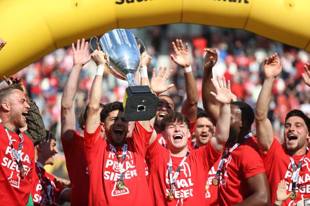 240525 Halle Saale Sachsen Anhalt Leuna Chemie Stadion Sport Fußball Hallescher FC Halle HFC Regionalliga Nordost 4 Liga Männer Saison 2024 2025 Landespokal FSA Finale Pokalfinale 2025 Hallescher FC 1 FC Lok Stendal 1 0 Jubel Sieh HFC Team Mannschaft Pott Sven Müller Torwart HFC Serhat Polat 77 Hallescher FC HFC Torschütze Elias Lorenz Hallescher FC Berk Inaler Hallescher FC