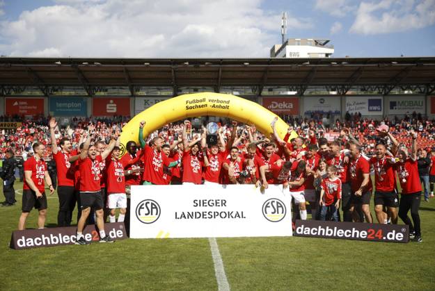 240525 Halle Saale Sachsen Anhalt Leuna Chemie Stadion Sport Fußball Hallescher FC Halle HFC Regionalliga Nordost 4 Liga Männer Saison 2024 2025 Landespokal FSA Finale Pokalfinale 2025 Hallescher FC 1 FC Lok Stendal 1 0 Jubel Sieh HFC Team Mannschaft