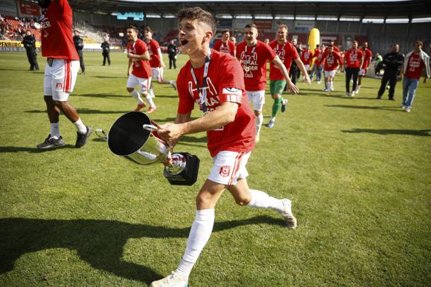240525 Halle Saale Sachsen Anhalt Leuna Chemie Stadion Sport Fußball Hallescher FC Halle HFC Regionalliga Nordost 4 Liga Männer Saison 2024 2025 Landespokal FSA Finale Pokalfinale 2025 Hallescher FC 1 FC Lok Stendal 1 0 Jubel mit Pott Lukas Halangk Hallescher FC ManasseŽ Eshele Hallescher FC Marius Hauptmann Hallescher FC hfcetw