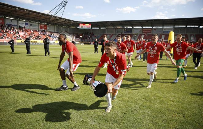 240525 Halle Saale Sachsen Anhalt Leuna Chemie Stadion Sport Fußball Hallescher FC Halle HFC Regionalliga Nordost 4 Liga Männer Saison 2024 2025 Landespokal FSA Finale Pokalfinale 2025 Hallescher FC 1 FC Lok Stendal 1 0 Jubel mit Pott Lukas Halangk Hallescher FC ManasseŽ Eshele Hallescher FC Marius Hauptmann Hallescher FC hfcetw