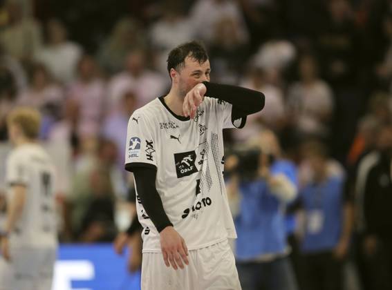 Photo Disappointment after the final whistle among the players from Kiel , here the captain Domagoj Duvnjak Kiel Handball Men 1 Bundesliga on Wed 16 04 2025 THW Kiel Füchse Berlin 34 36