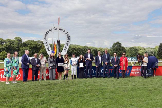 25 05 2025, Duesseldorf, Nordrhein Westfalen, GER Award ceremony Lady Ilze with Adrie de Vries wins the German 1000 Guineas racecourse Duesseldorf Grafenberg Award ceremony, Lady Ilze, de Vries, victory 250525SG998DUESSELDORF JPG