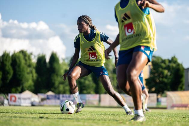 250526 Evelyn Ijeh of the Swedish women™s national football team during a training session on May 26, 2025 in Fidenza Photo Ludvig Thunman BILDBYRAN code LT LT0701 fotboll football soccer fotball träning practice training sverige sweden dam bbeng  Copyright: LUDVIGxTHUNMAN BB250526LT052