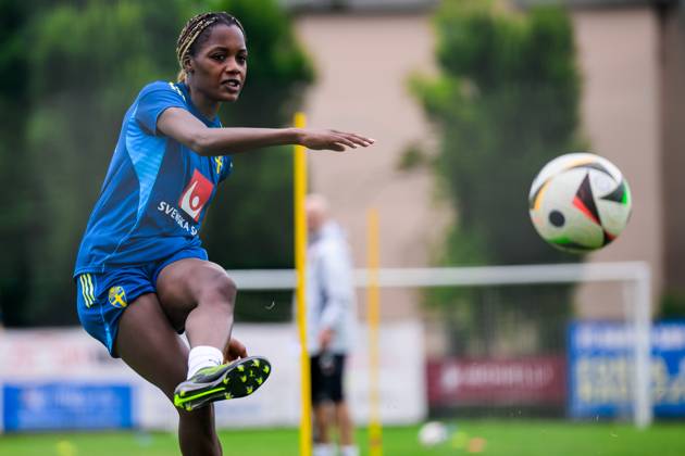 250527 Evelyn Ijeh of the Swedish women™s national football team during a training session on May 27, 2025 in Fidenza Photo Ludvig Thunman BILDBYRAN kod LT LT0702 fotboll football soccer fotball sverige sweden dam bbeng  Copyright: LUDVIGxTHUNMAN BB250527LT017