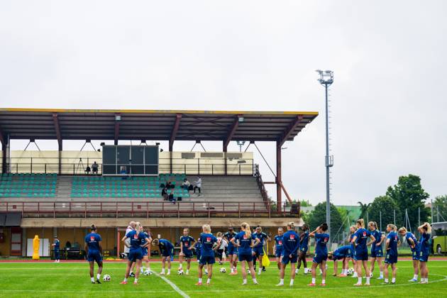 250527 Players of the Swedish women™s national football team gather during a training session on May 27, 2025 in Fidenza Photo Ludvig Thunman BILDBYRAN kod LT LT0702 fotboll football soccer fotball sverige sweden dam bbeng  Copyright: LUDVIGxTHUNMAN BB250527LT072
