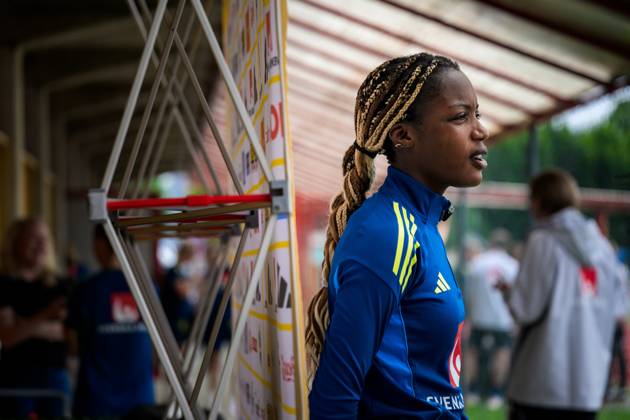 250527 Evelyn Ijeh of the Swedish women™s national football team is interviewed by the media after a training session on May 27, 2025 in Fidenza Photo Ludvig Thunman BILDBYRAN kod LT LT0702 fotboll football soccer fotball sverige sweden dam bbeng  Copyright: LUDVIGxTHUNMAN BB250527LT093