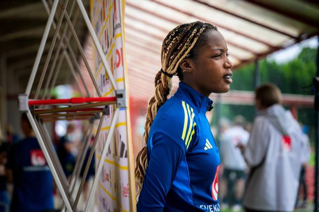 250527 Evelyn Ijeh of the Swedish women™s national football team is interviewed by the media after a training session on May 27, 2025 in Fidenza Photo Ludvig Thunman BILDBYRAN kod LT LT0702 fotboll football soccer fotball sverige sweden dam bbeng  Copyright: LUDVIGxTHUNMAN BB250527LT107