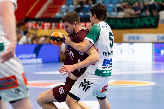 Rutger TEN VELDE FRISCH AUF Goeppingen, 05 in a duel against Ole SCHRAMM 1 VFL Potsdam, 13 1 VfL Potsdam POT vs FRISCH AUF Goeppingen FAG , Handball, Men, Daikin Handball Bundesliga HBL , 32 Matchday, Season 2024 2025, 31 05 2025 1 VfL Potsdam POT vs FRISCH AUF Goeppingen FAG , Handball, Men, Daikin Handball Bundesliga HBL , 32 Matchday, Season 2024 2025, 31 05 2025 Potsdam Copyright: xEibnerxPressefoto OliverxSchmidtx EP_OST