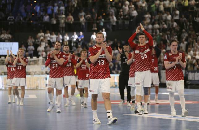 Photo Disappointment after the final whistle with the players from Hamburg , they say goodbye to their fellow fans here Niklas Weller and Casper Mortensen left , as well as Azat Valiullin and Leif Tissier right Handball Men 1 Bundesliga on Sat 31 05 2025 THW Kiel HSV Handball 38 37
