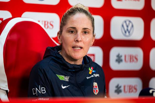 250602 Head coach Gemma Grainger of the Norwegian women s national football team during a press conference on June 2, 2025 in Sion Photo Marius Simensen BILDBYRAN COP 238 bbeng dam football fotball fotboll norge norway press conference pressekonferanse soccer uefa women s nations league Copyright: MARIUSxSIMENSEN BB250602BB345