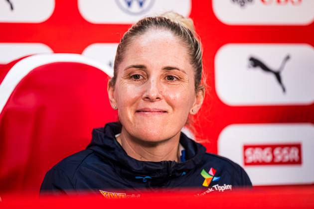 250602 Head coach Gemma Grainger of the Norwegian women s national football team during a press conference on June 2, 2025 in Sion Photo Marius Simensen BILDBYRAN COP 238 bbeng dam football fotball fotboll norge norway press conference pressekonferanse soccer uefa women s nations league Copyright: MARIUSxSIMENSEN BB250602BB365