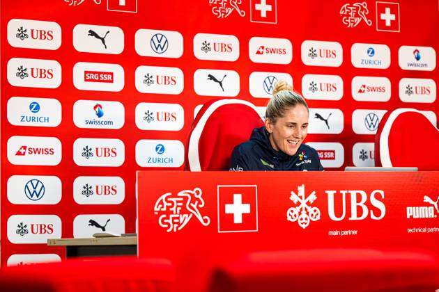 250602 Head coach Gemma Grainger of the Norwegian women s national football team during a press conference on June 2, 2025 in Sion Photo Marius Simensen BILDBYRAN COP 238 bbeng dam football fotball fotboll norge norway press conference pressekonferanse soccer uefa women s nations league Copyright: MARIUSxSIMENSEN BB250602BB369