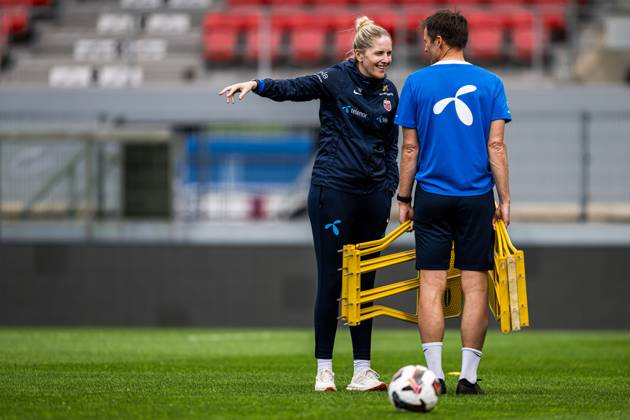 250602 Head coach Gemma Grainger of the Norwegian women s national football team during a training session on June 2, 2025 in Sion Photo Marius Simensen BILDBYRAN COP 238 bbeng dam football fotball fotboll norge norway practice soccer training trening träning uefa women s nations league Copyright: MARIUSxSIMENSEN BB250602BB422