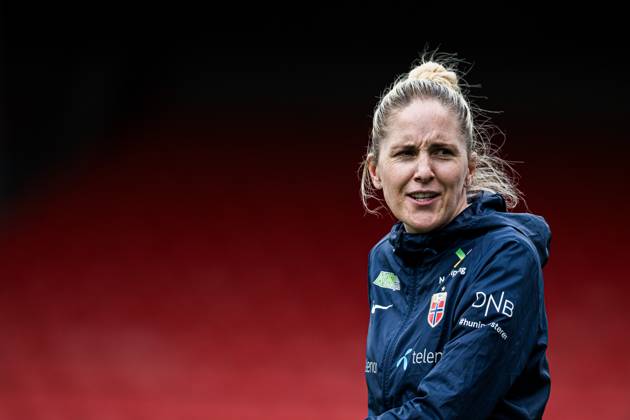250602 Head coach Gemma Grainger of the Norwegian women s national football team during a training session on June 2, 2025 in Sion Photo Marius Simensen BILDBYRAN COP 238 bbeng dam football fotball fotboll norge norway practice soccer training trening träning uefa women s nations league Copyright: MARIUSxSIMENSEN BB250602BB468