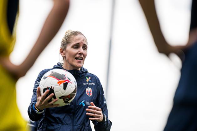 250602 Head coach Gemma Grainger of the Norwegian women s national football team during a training session on June 2, 2025 in Sion Photo Marius Simensen BILDBYRAN COP 238 bbeng dam football fotball fotboll norge norway practice soccer training trening träning uefa women s nations league Copyright: MARIUSxSIMENSEN BB250602BB521