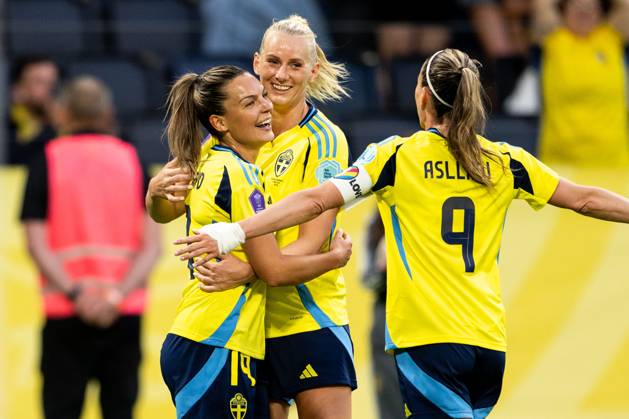 250603 Stina Blackstenius of Sweden celebrates with Johanna Rytting Kaneryd and Kosovare Asllani after 4 1 during the Women s Nations League football match between Sweden and Denmark on June 3, 2025 in Stockholm Photo Emma Wallskog BILDBYRAN COP 320 JM0698 fotboll football soccer fotball nations league uefa womens nations league sverige sweden danmark denmark dam bbeng jubel Copyright: EMMAxWALLSKOG BB250603EW038