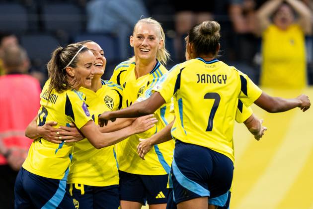 250603 Stina Blackstenius of Sweden celebrates with Johanna Rytting Kaneryd, Kosovare Asllani and Madelen Janogy after 4 1 during the Women s Nations League football match between Sweden and Denmark on June 3, 2025 in Stockholm Photo Emma Wallskog BILDBYRAN COP 320 JM0698 fotboll football soccer fotball nations league uefa womens nations league sverige sweden danmark denmark dam bbeng jubel Copyright: EMMAxWALLSKOG BB250603EW039