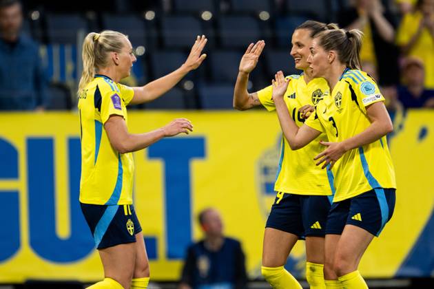 250603 Stina Blackstenius of Sweden celebrates with Nathalie Björn and Linda Sembrant after 4 1 during the Women s Nations League football match between Sweden and Denmark on June 3, 2025 in Stockholm Photo Emma Wallskog BILDBYRAN COP 320 JM0698 fotboll football soccer fotball nations league uefa womens nations league sverige sweden danmark denmark dam bbeng jubel Copyright: EMMAxWALLSKOG BB250603EW040