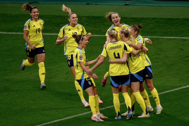 250603 Stina Blackstenius of Sweden celebrates the 1 0 goal with Johanna Rytting Kaneryd , Fridolina Rolfö , Julia Zigiotti Olme , Kosovare Asllani Hanna Lundkvist and Filippa Angeldahl during the Women s Nations League football match between Sweden and Denmark on June 3, 2025 in Stockholm Photo Simon Hastegard BILDBYRAN kod SH JM0698 fotboll football soccer fotball nations league uefa womens nations league sverige sweden danmark denmark dam bbeng jubel Copyright: SIMONxHASTEGARD BB250603SH084