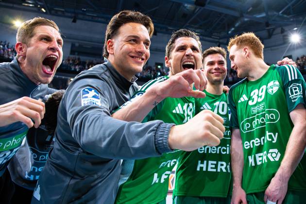 Joel Birlehm TSV Hannover Burgdorf, No 35 Koray Ayar TSV Hannover Burgdorf, No 61 Marius Steinhauser TSV Hannover Burgdorf, No 19 Renars Uscins TSV Hannover Burgdorf, No 10 Lukas Stutzke TSV Hannover Burgdorf, No 39 v l , TSV Hannover Burgdorf green vs THW Kiel white on Matchday 33 of the 2024 2025 Season in the DAIKIN Handball Bundesliga 04 06 2025, ZAG Arena Hannover, GER , Copyright: xJanxGuentherx xTSVxHannover-Burgdorfx