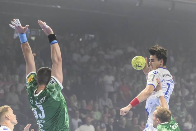 in the picture from l Mijajlo Marsenic Fuechse Berlin, 93 , Julian Koester VfL Gummersbach , duel, action, fight, fights for the ball, GER, Berlin, Fuechse Berlin vs VfL Gummersbach, HBL, Handball, Bundesliga, Max Schmeling Halle, 05 06 2025, Copyright: HMBxMedia UwexKoch