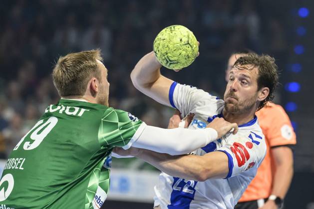 in the picture from l Mathias Gidsel Fuechse Berlin, 19 , Kentin Mahe VfL Gummersbach , duel, action, fight, fights for the ball, GER, Berlin, Fuechse Berlin vs VfL Gummersbach, HBL, Handball, Bundesliga, Max Schmeling Halle, 05 06 2025, Copyright: HMBxMedia UwexKoch