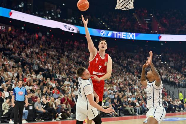 Johannes VOIGTMANN FCB , action,duel against Ryan MIKESELL HD ,re Michael WEATHERS HD Basketball BBL,Saison 2024 2025 ,3 Play Off Semi Final FC Bayern Muenchen MLP Academics Heidelberg am 07 06 2025, S A P G A R D EN