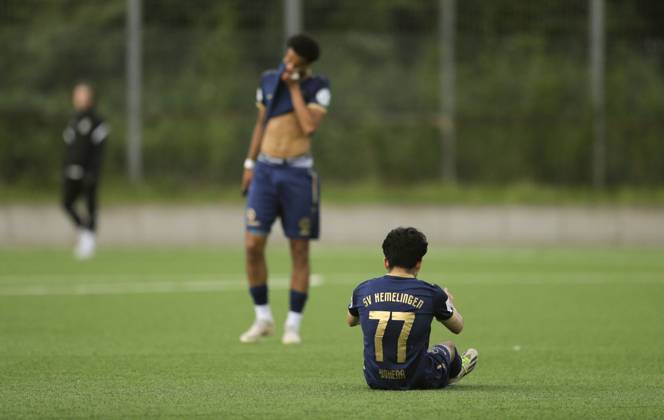 Photo Disappointment after the final whistle among the Hemelingen players, here Shizu YOHENA and Felix Deou at the back BAUHUS Hemelingen Football Promotion round to the regional league, matchday 3 on Wed 04 06 2025 Heider SV SV Hemelingen 0 0