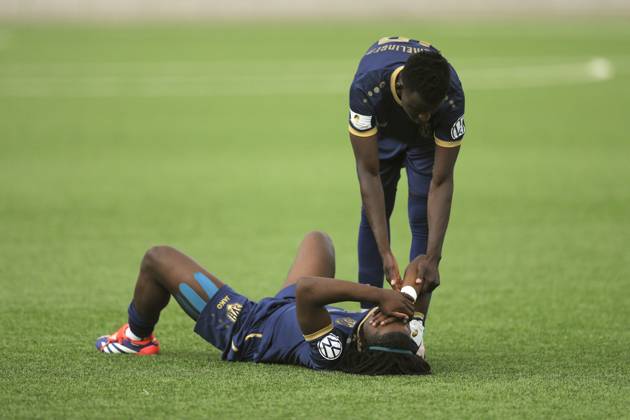 Photo Disappointment after the final whistle among the players from Hemelingen , here Cyril Ebone Ekweh lying on the ground , on the right Clinton William Helmdach comforts him Soccer promotion round to the regional league, matchday 3 on Wed 04 06 2025 Heider SV SV Hemelingen 0 0