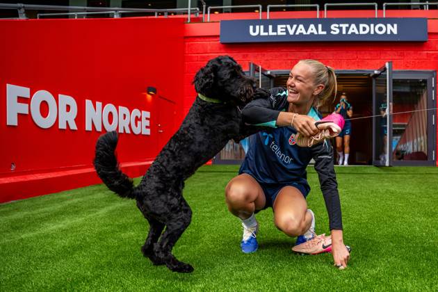 250623 Frida Maanum of the Norwegian women s national football team with a dog ahead of a training session on June 23, 2025 in Oslo Photo Vegard Grott BILDBYRAN kod VG VG0769 bbeng fotboll football soccer fotball norge norway women dam träning practice training trening pre camp precamp Copyright: VEGARDxGRoTT BB250623VG001