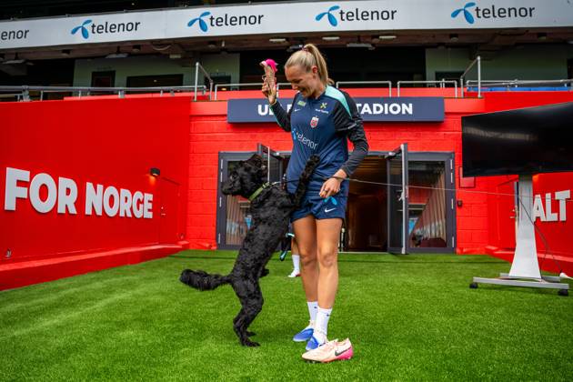 250623 Frida Maanum of the Norwegian women s national football team with a dog ahead of a training session on June 23, 2025 in Oslo Photo Vegard Grott BILDBYRAN kod VG VG0769 bbeng fotboll football soccer fotball norge norway women dam träning practice training trening pre camp precamp Copyright: VEGARDxGRoTT BB250623VG002