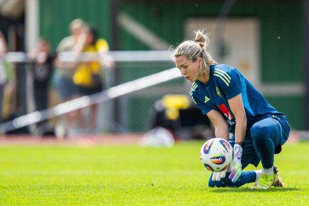 250623 Goalkeeper Jennifer Falk of the Swedish women™s national football team during a training session on June 23, 2025 in Ahus Photo Mathias Bergeld BILDBYRAN code MB MB1148 fotboll football soccer fotball träning practice training sverige sweden dam bbeng women kvinner  Copyright: MATHIASxBERGELD BB250623MB132