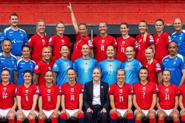 250623 Guro Bergsvand of the Norwegian women s national football team pose for a team photo together with teammates and staff ahead of the UEFA Women s Euro on June 23, 2025 in Oslo Photo Vegard Grott BILDBYRAN kod VG VG0770 bbeng fotboll fotball fotball dam norge norway lagbilde lagfoto lagbild team picture team photo precamp uefa euro em kvinner em 2025  Copyright: VEGARDxGRoTT BB250623VG048