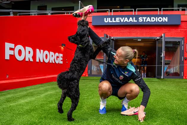 250623 Frida Maanum of the Norwegian women s national football team with a dog ahead of a training session on June 23, 2025 in Oslo Photo Vegard Grott BILDBYRAN kod VG VG0769 bbeng fotboll football soccer fotball norge norway women dam träning practice training trening pre camp precamp Copyright: VEGARDxGRoTT BB250623VG066