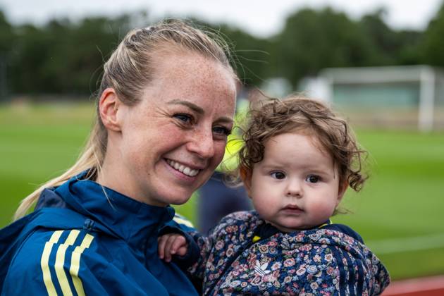 250624 Amanda Ilestedt of the Swedish women s national football team with her daughter Mila after a training session on June 24, 2025 in Ahus Photo Mathias Bergeld BILDBYRAN kod MB MB1150 fotboll football soccer fotball träning practice training sverige sweden dam bbeng kvinner women Copyright: MATHIASxBERGELD BB250624MB024