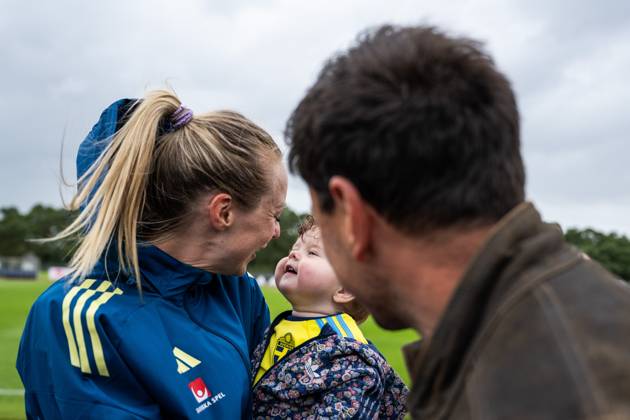 250624 Amanda Ilestedt of the Swedish women s national football team with her partner Rainer Müller and their daughter Mila after a training session on June 24, 2025 in Ahus Photo Mathias Bergeld BILDBYRAN kod MB MB1150 fotboll football soccer fotball träning practice training sverige sweden dam bbeng kvinner women Copyright: MATHIASxBERGELD BB250624MB025