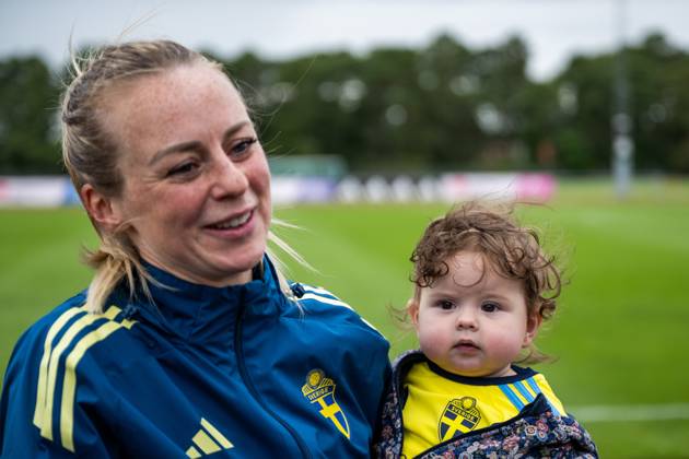 250624 Amanda Ilestedt of the Swedish women s national football team with her daughter Mila after a training session on June 24, 2025 in Ahus Photo Mathias Bergeld BILDBYRAN kod MB MB1150 fotboll football soccer fotball träning practice training sverige sweden dam bbeng kvinner women Copyright: MATHIASxBERGELD BB250624MB026