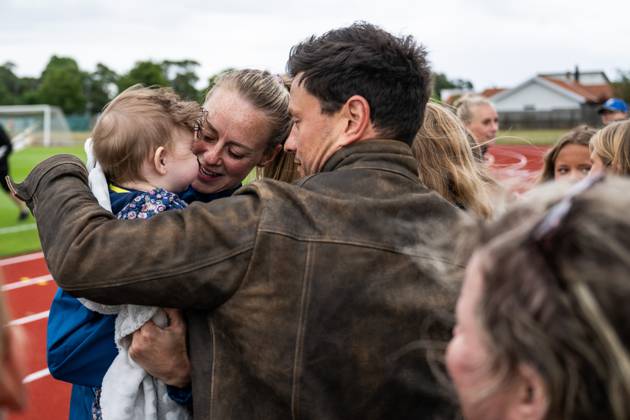 250624 Amanda Ilestedt of the Swedish women s national football team with her partner Rainer Müller and their daughter Mila after a training session on June 24, 2025 in Ahus Photo Mathias Bergeld BILDBYRAN kod MB MB1150 fotboll football soccer fotball träning practice training sverige sweden dam bbeng kvinner women Copyright: MATHIASxBERGELD BB250624MB027