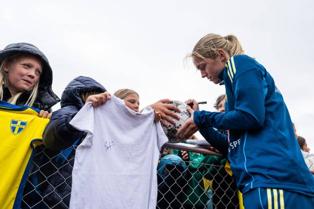 250624 Hanna Lundkvist of the Swedish women s national football team writes autographs for fans after a training session on June 24, 2025 in Ahus Photo Mathias Bergeld BILDBYRAN code MB MB1150 fotboll football soccer fotball träning practice training sverige sweden dam bbeng kvinner women publik  Copyright: MATHIASxBERGELD BB250624MB037