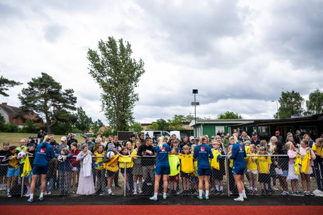 250624 Players of the Swedish women s national football team write autographs for fans after a training session on June 24, 2025 in Ahus Photo Mathias Bergeld BILDBYRAN code MB MB1150 fotboll football soccer fotball träning practice training sverige sweden dam bbeng kvinner women publik  Copyright: MATHIASxBERGELD BB250624MB032