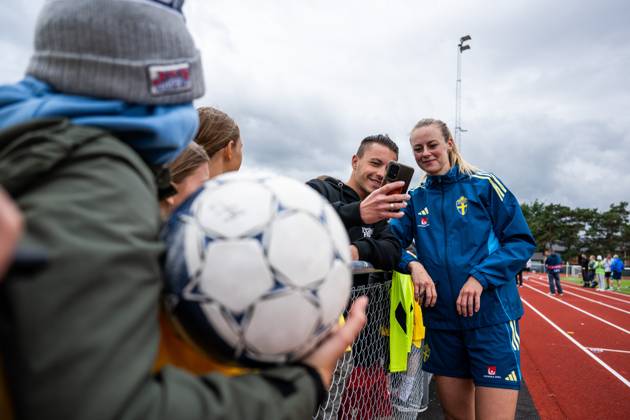 250624 Amanda Ilestedt of the Swedish women s national football team takes picture with a fan after a training session on June 24, 2025 in Ahus Photo Mathias Bergeld BILDBYRAN code MB MB1150 fotboll football soccer fotball träning practice training sverige sweden dam bbeng kvinner women publik Copyright: MATHIASxBERGELD BB250624MB047