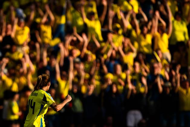 250704 Nathalie Björn of Sweden celebrates after the UEFA Women s Euro 2025 Championship group stage football match between Denmark and Sweden on July 4, 2025 in Geneva Photo Mathias Bergeld BILDBYRAN code MB MB1169 fotboll football soccer fotballs em europamästerskap em uefa womens euro uefa womens european football championship womens euro 2025 dam kvinner women danmark sverige sweden denmark 3 bbeng jubel Copyright: MATHIASxBERGELD BB250704MB201