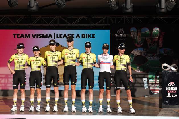 TEAM VISMA LEASE A BIKE During the team presentation ahead of the Giro d™Italia women cycling race in Bergamo. The race starts on Sunday July 6, with the first Tudor ITT stage over 14,2 km, from and to Bergamo, North Italy - Saturday, July 5, 2025. - cycling .  Copyright: xStefanoxNicoli LaPressex