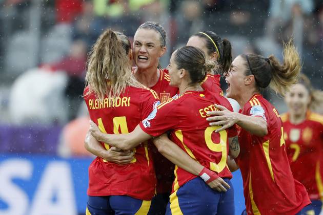 Cheering after the goal to 2 1, cheering, cheering, cheering, emotions, around the goal scorer Irene Paredes Spain, 4 07 07 2025, football, UEFA Womens Euro, Spain Belgium, Switzerland, Thun, Stockhorn Arena Copyright: HMBxMedia xHeikoxBecker
