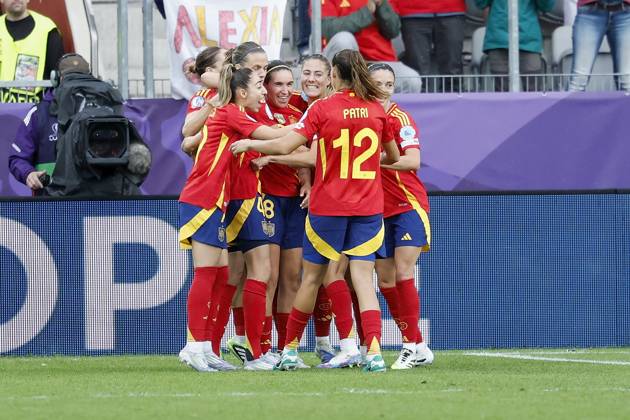 Cheering after the goal for 4 2, cheering, cheering, cheering, emotions, around the goal scorer Mariona Caldentey Spain, 8 07 07 2025, football, UEFA Womens Euro, Spain Belgium, Switzerland, Thun, Stockhorn Arena Copyright: HMBxMedia xHeikoxBecker