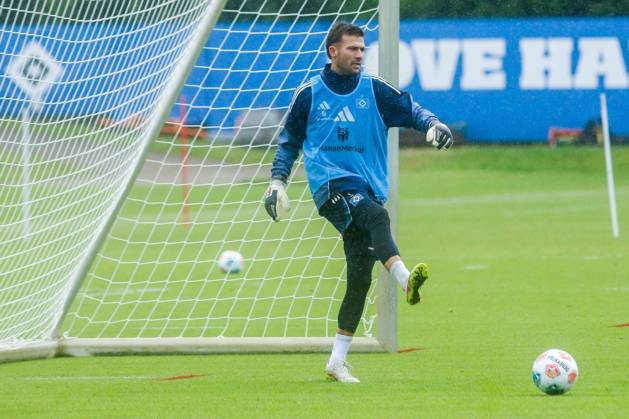 Heuer Fernandes Daniel HSV on the ball Germany , Hamburg , Volksparkstadion , Football , 1 Bundesliga , Training of Hamburger SV