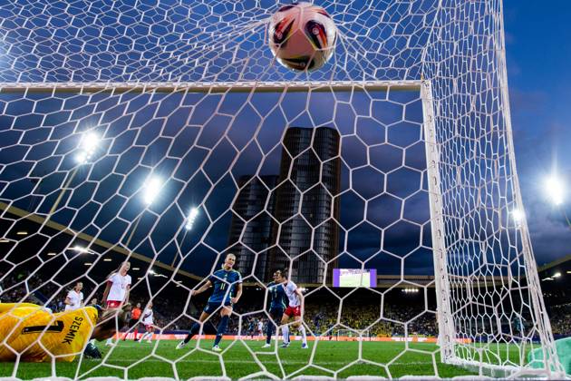 250708 Stina Blackstenius of Sweden celebrates after 0 1 during the UEFA Women s Euro 2025 group stage football match between Poland and Sweden on July 8, 2025 in Luzern Photo Mathias Bergeld BILDBYRAN code MB LT0707 fotboll football soccer fotbolls em europamästerskap em uefa womens euro uefa womens european football championship womens euro 2025 dam kvinner women polen sverige sweden poland 7 bbeng jubel Copyright: MATHIASxBERGELD BB250708MB137