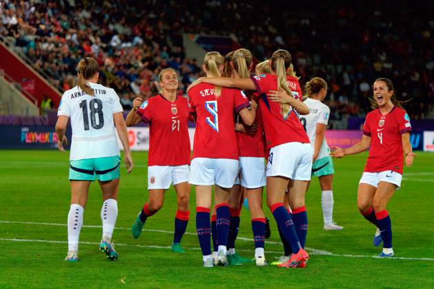 Frida Maanum of Norway celebrates after scoring a goal with teammates during UEFA Women s EURO 2025 - Norway vs Iceland, UEFA European Football Championship in Thun, Switzerland, July 10 2025 Copyright: xEmmanuelexMastrodonato IPAxSportx xipa-agency.netx xx IPA_60248164 IPA_Agency_IPA60248164